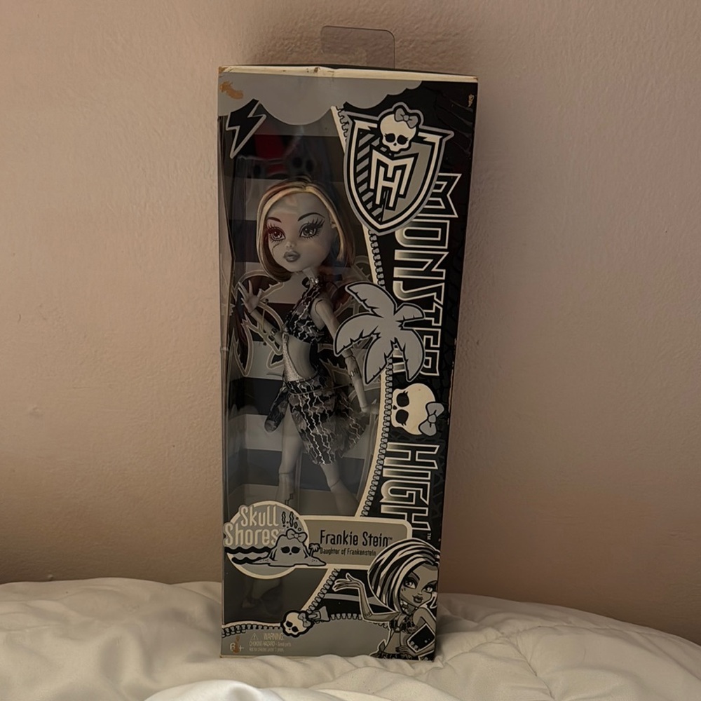 2011 Monster High Frankie Stein Skull Shores Black and White Edition Doll